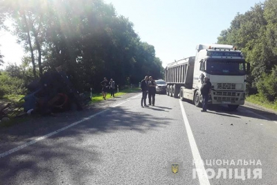 Потрійна ДТП на Тернопільщині: вантажівка врізалася у трактор, а у вантажівку - іномарка