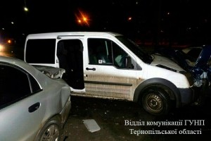 У Тернополі водій, на мить відволікшись, протаранив дві автівки (фото)
