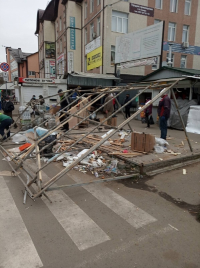 У Тернополі на вул. Митрополита Шептицького демонтували дві незаконні споруди