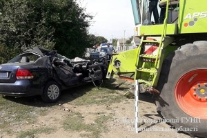 Чергова дорожньо-транспортна пригода на Тернопільщині: зіткнулись комбайн та автомобіль