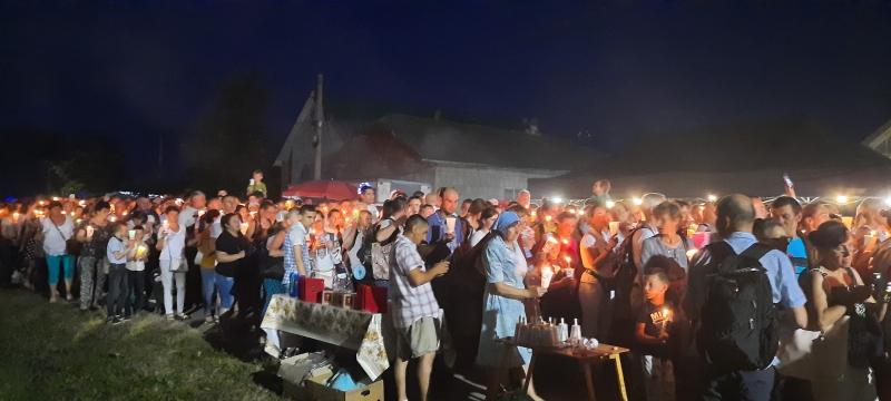 У святині на Тернопільщині відбувся багатотисячний похід зі свічками (фото, відео)