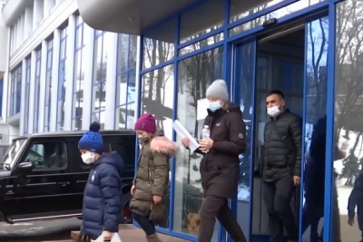 Хлопчик, який отримав вогнепальне поранення в Тернополі, повернувся з лікарні додому