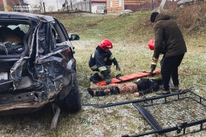 ДТП на Тернопільщини: водія деблокували з понівеченого автомобіля