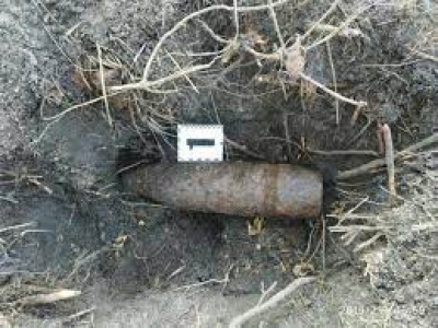 У полі на Тернопільщині виявили артилерійський снаряд калібром 90 мм