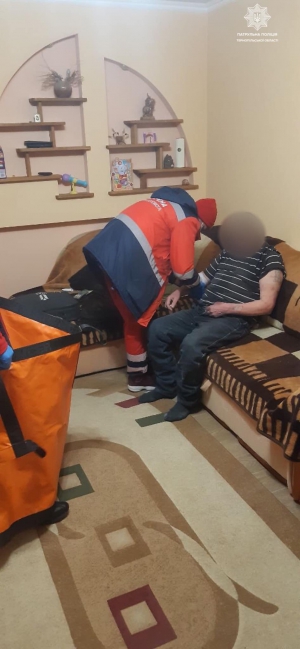 Тернопільські патрульні допомогли чоловікові, який майже три дні пролежав завалений речами у власній квартирі