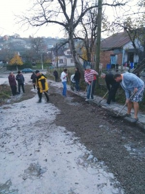 Жителі райцентру на Тернопільщині за власні кошти ремонтують дорогу