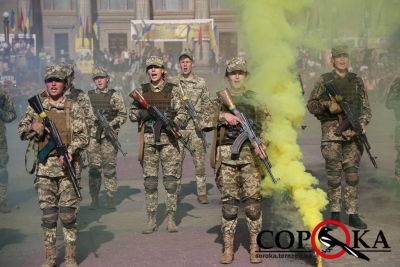 Тисячі військових, дим та постріли: у центрі Тернополя відзначили День захисника