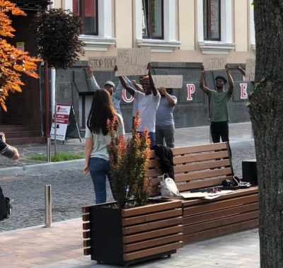 У центрі Тернополя іноземці фотографувалися з плакатами «Ні расизму» (фото)
