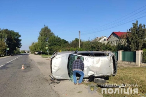 ДТП на Тернопільщині: іномарка врізалася у бетонну огорожу та перекинулася