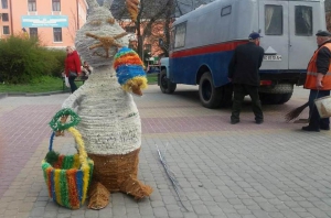 У центрі Тернополя з’явилося гігантське яйце та пасхальний кролик (фотофакт)