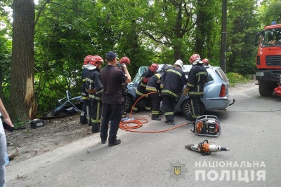 Смертельна ДТП у Тернополі: людей з автомобіля вивільняли рятувальники