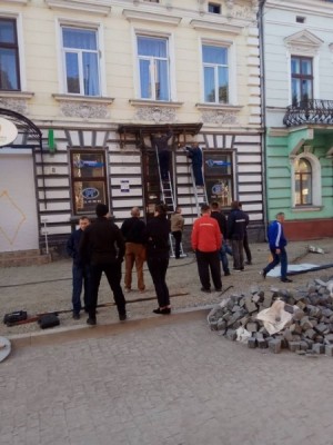 На вулиці Чорновола у Тернополі демонтовують конструкції пластикових дашків
