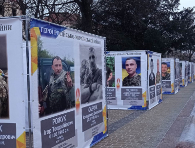 У Тернополі на бульв. Тараса Шевченка встановлюють куби з портретами полеглих Героїв