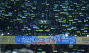 Вболівальники нагадали, що Маріуполь – це Україна і розмістили банер “SСURKIS-SEPAR”