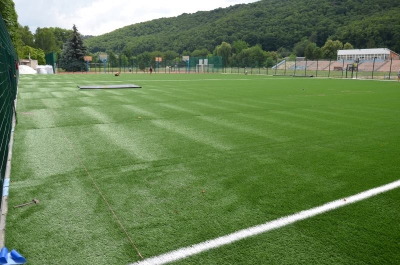 У Чорткові вже завершують будівництво футбольного поля зі штучним покриттям
