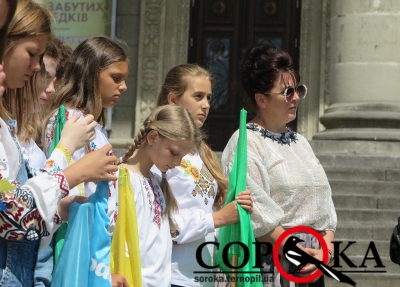У центрі Тернополя з уст дітей та дорослих лунали основні статті Конституції (фото)