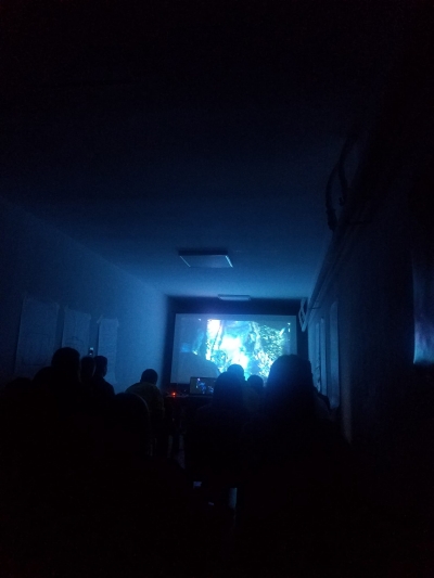 У селі на Тернопільщині укриття перетворили на кінозал для підлітків