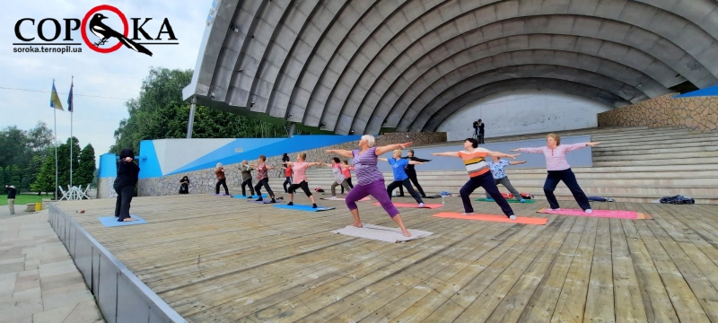 «Спорт – це стиль життя»: у Тернополі проводять заняття з йоги для літніх людей