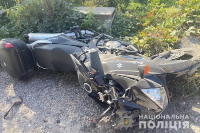 ДТП на Тернопільщині: мотоцикл врізався в іномарку, а після цього його відкинуло в огорожу