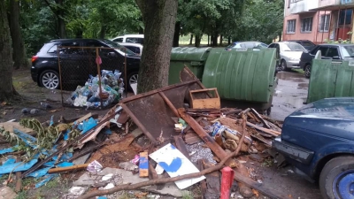 Останні кілька місяців одна з вулиць Тернополя потопала у смітті (фото)