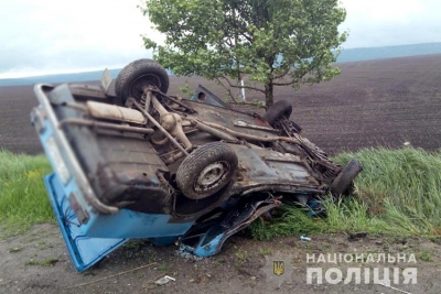 Автомобіль врізався в дерево та перекинувся: у ДТП на Тернопільщині постраждав 21-річний хлопець