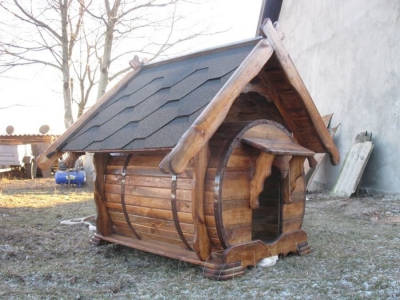 Житель Тернопільщини змайстрував для свого собаки розкішну будку (фото)