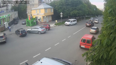У Тернополі на пішохідному переході мало не збили маленьку дитину (відео)