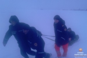 На Тернопільщині через сніги хворого транспортували рятувальники
