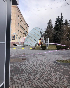 Потужний вітер зірвав дах з готелю на Тернопільщині (фотофакт)