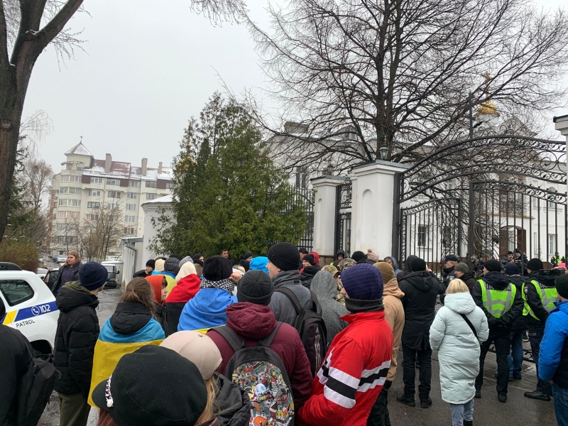 У Тернополі люди втретє зібралися на акцію протесту під стінами московського патріархату (фото)