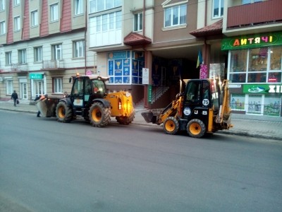 Зимовий бруд зчищають із доріг тернопільські комунальники