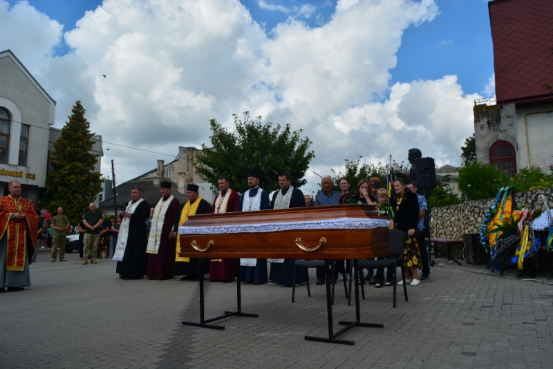 У Збаражі провели в останню дорогу Володимира Артемовича, який загинув на війні (фото)