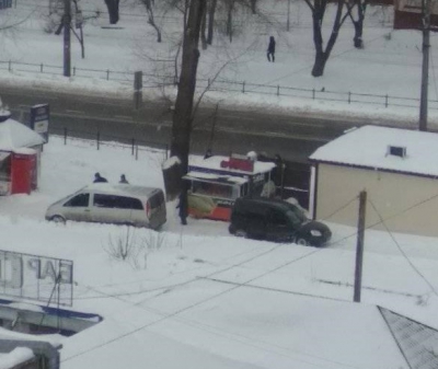 У Тернополі автівки залишили просто на тротуарі (фотофакт)