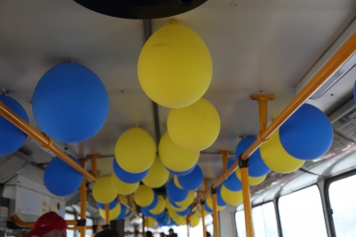Тернополем курсує патріотичний тролейбус, прикрашений сотнею синьо-жовтих кульок (фото)
