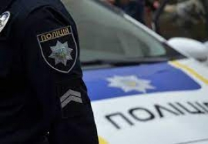 Кинула в салон службового авто тисячу гривень: на Тернопільщині п&#039;яна 21-річна водійка намагалася &quot;підкупити&quot; поліцейських
