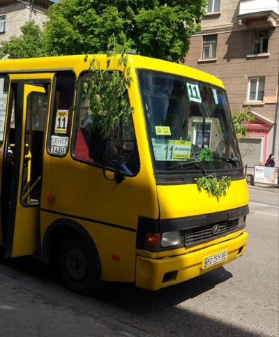 У Тернополі до Зелених свят прикрасили громадський транспорт (фотофакт)