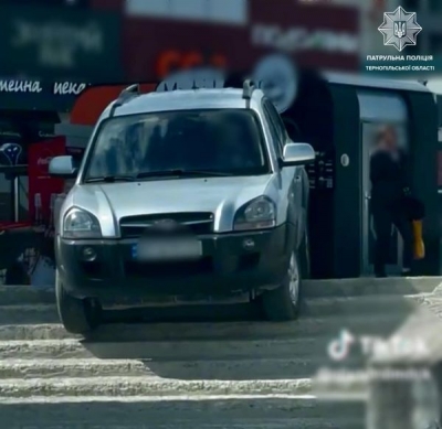 У Тернополі покарали водія-порушника, який їздив автомобілем по тротуару та сходах біля “Подолян”
