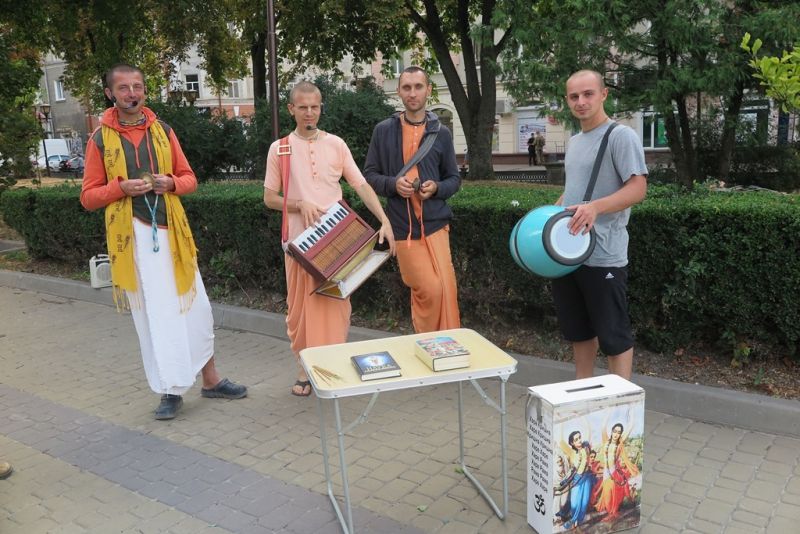 На головній площі Тернополя веселі чоловіки у нетиповому одязі співали мантри