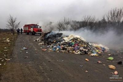 На Тернопільщині біля села загорілося сміття