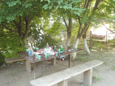 «Сміття, плювки, недопитий самогон»: дитячий майданчик на Тернопільщині закидали непотребом
