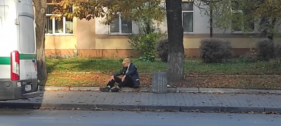 У Тернополі під пологовим будинком просто неба спав чоловік (фотофакт)