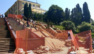 У Тернополі триває капітальний ремонт сходів біля фонтану «Сльози Гронського»