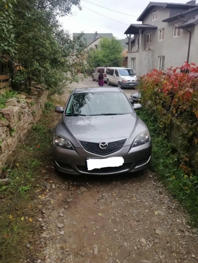 На Тернопільщині чоловік перекрив дорогу автівкою (фотофакт)