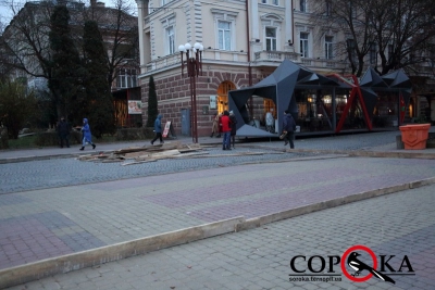 У центрі Тернополя розпочали встановлювати ковзанку (фотофакт)