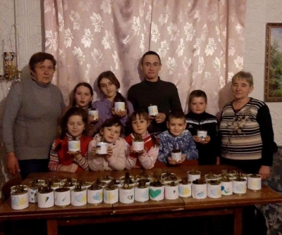 У громаді на Тернопільщині, педагоги та діти виготовляли окопні свічки для ЗСУ