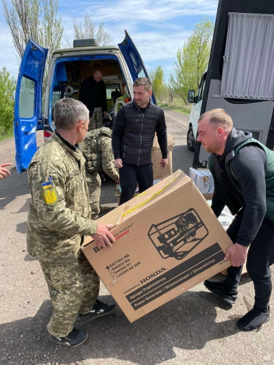 Їхали понад 16 годин: працівники Збаразької міськради відвезли допомогу землякам, які захищають Україну