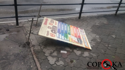 У Тернополі сильний вітер позривав рекламні конструкції (фотофакт)