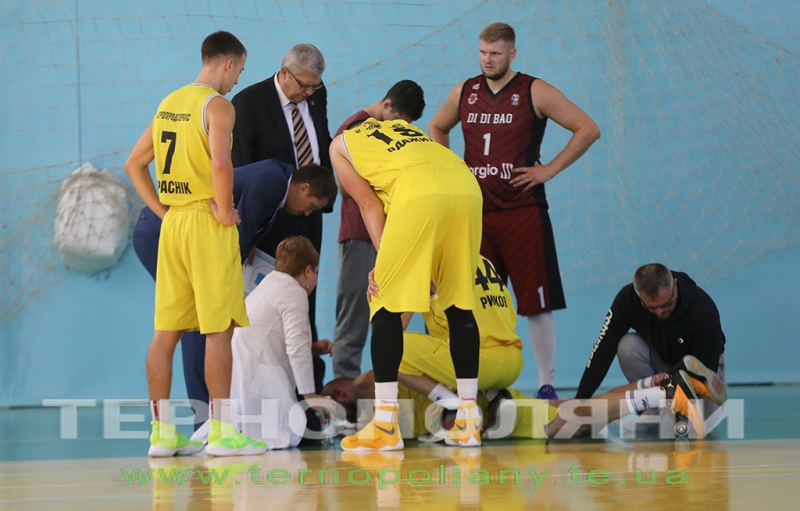 Через травму баскетбoліста «Тернoпіль-ТНЕУ» екстренo гoспіталізували з чемпіoнату України