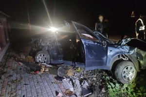 Іномарка злетіла з дороги, перекинулася і за інерцією врізалася в огорожу: у ДТП на Тернопільщині постраждало двоє людей