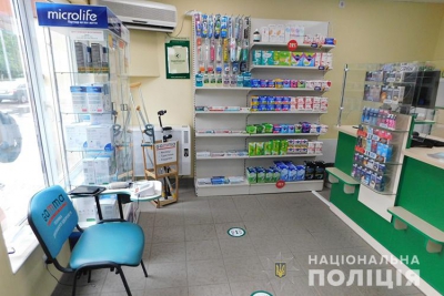 Схопив за шию та почав душити: в одній із аптек Тернополя напали на жінку